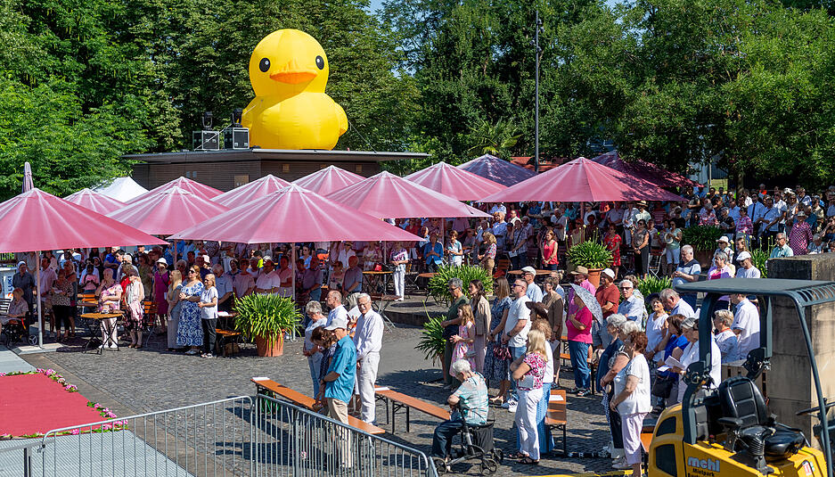 Zahlreiche Katholiken feierten am Donnerstagvormittag Fronleichnam bei strahlendem Sonnenschein und sommerlichen Temperaturen in Heilbronn. Zahlreiche Katholiken feierten am Donnerstagvormittag Fronleichnam bei strahlendem Sonnenschein und sommerlichen Temperaturen in Heilbronn.