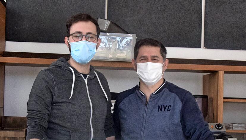 Vor der Wiederer&ouml;ffnung des Rathauscaf&eacute;s wartet noch einiges an Arbeit auf Nino (r.) und Nicola Gruosso. Im neuen Domizil hoffen sie, sich so manchen Traum erf&uuml;llen zu k&ouml;nnen. 
Foto: Gabriele Schneider