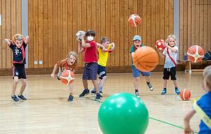 Auf ihn mit Gebrüll: Der Medizinball soll in die andere Hälfte des Spielfelds. Foto: Andreas Veigel Auf ihn mit Gebrüll: Der Medizinball soll in die andere Hälfte des Spielfelds. Foto: Andreas Veigel