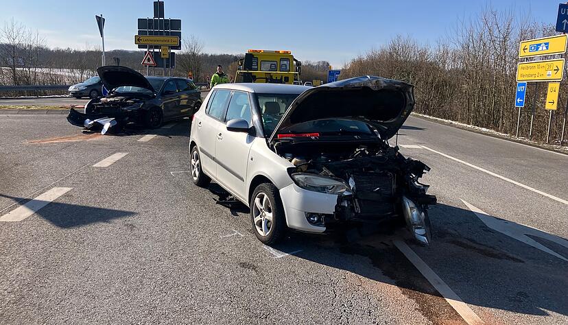 Auf der B 39a bei Ellhofen sind zwei Autos beim Abbiegen kollidiert.
