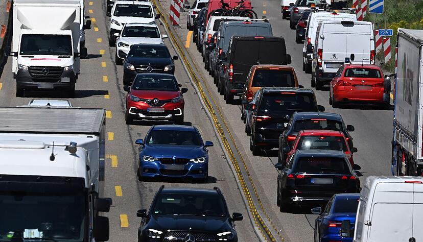 Am langen Wochenende mit Christi Himmelfahrt m&uuml;ssen sich Autofahrer auf Staus im S&uuml;dwesten einstellen. (Symbolbild)