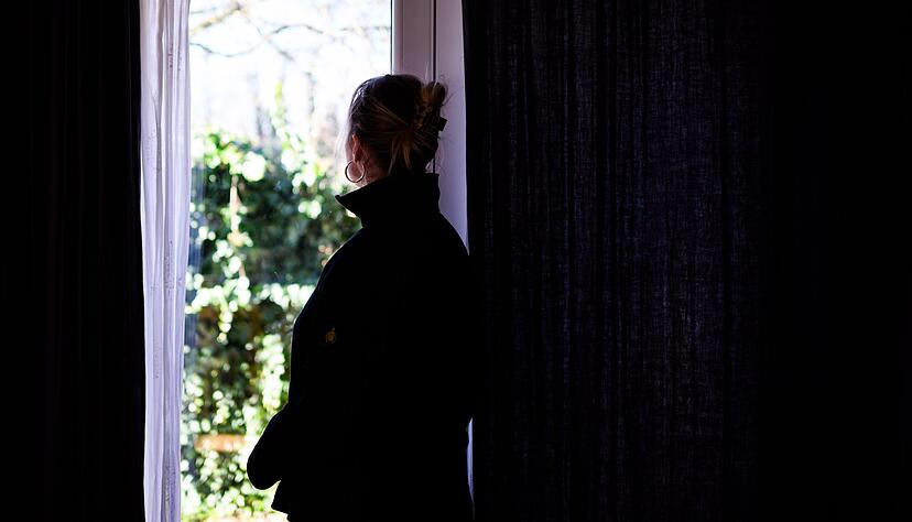 Eine Kombination aus genetischen Faktoren und belastenden Erfahrungen ist oft die Ursache für eine Borderline-Persönlichkeitsstörung.