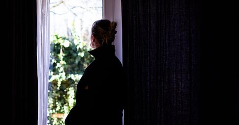 Eine Kombination aus genetischen Faktoren und belastenden Erfahrungen ist oft die Ursache für eine Borderline-Persönlichkeitsstörung.
