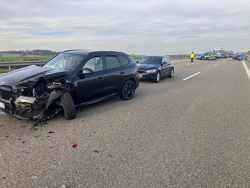 Vier Autos waren auf der A6 an einem Unfall beteiligt. Mehrere Personen sind laut Polizei dabei leicht verletzt worden.