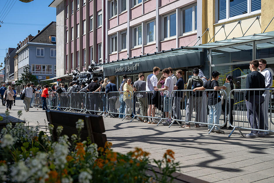 Die Schlange ist rund 30 Meter lang als zur Er&ouml;ffnung in der S&uuml;lmerstra&szlig;e die 1-Cent-Aktion startet.
