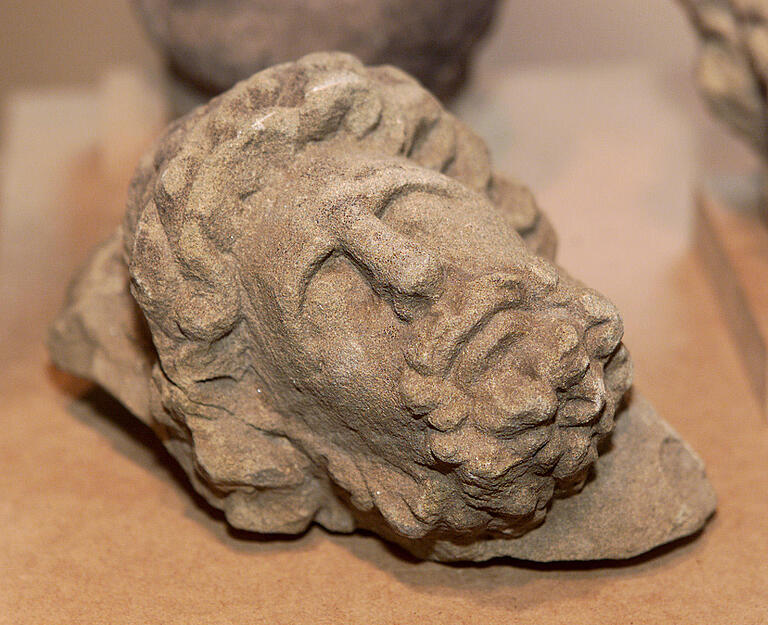 Bei der Ausstellung "Marktget&uuml;mmel unterm G&ouml;tterhimmel" 2004 im Lauffener Museum sind auch zahlreiche Fundst&uuml;cke aus G&uuml;glingen zu sehen.