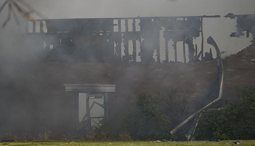 Bei Schüssen und dem Feuer sind Menschen gestorben.
