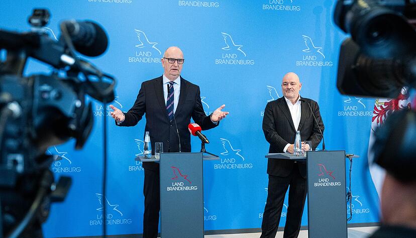 Brandenburgs Ministerpr&auml;sident Dietmar Woidke (SPD) hat die SPD/BSW-Koalition im Beisein von Vize-Regierungschef und Ex-BSW-Mitglied Robert Crumbach f&uuml;r beendet erkl&auml;rt.