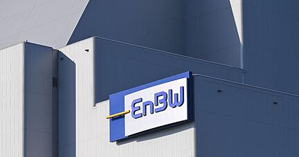 Das Logo der EnBW ist am Rheinhafen-Dampfkraftwerk zu sehen.