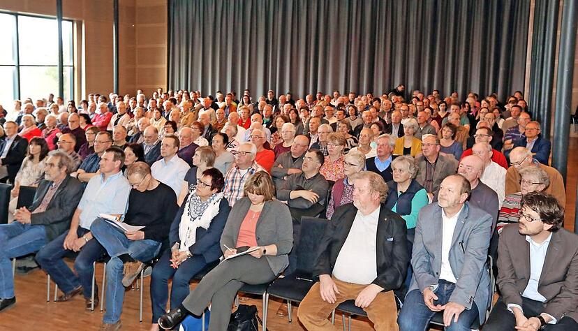 Rund 300 Interessierte waren zur Bürgerversammlung gekommen, um sich über den aktuellen Stand zu informieren. Derzeit tüfteln 35 Architekten und 70 Ingenieure allein vom Architekturbüro Kada Wittfeld an der Umsetzung. Foto: Andreas Veigel Rund 300 Interessierte waren zur Bürgerversammlung gekommen, um sich über den aktuellen Stand zu informieren. Derzeit tüfteln 35 Architekten und 70 Ingenieure allein vom Architekturbüro Kada Wittfeld an der Umsetzung. Foto: Andreas Veigel