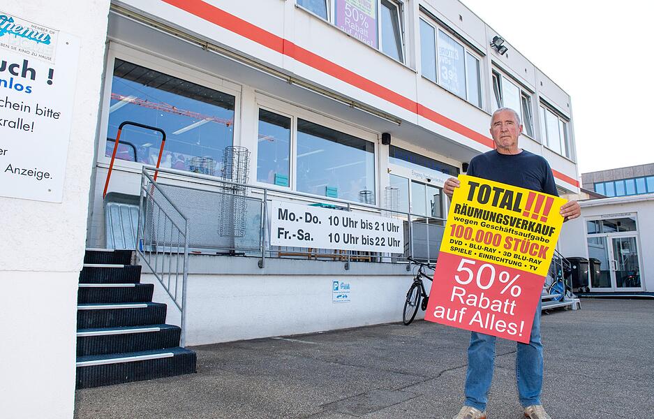 Herbert Huth vor der Videothek in der Weinsberger Stra&szlig;e in Heilbronn. Schweren Herzens schlie&szlig;en seine Frau und er das Gesch&auml;ft f&uuml;r immer.  Aufnahme aus dem Jahr 2019.