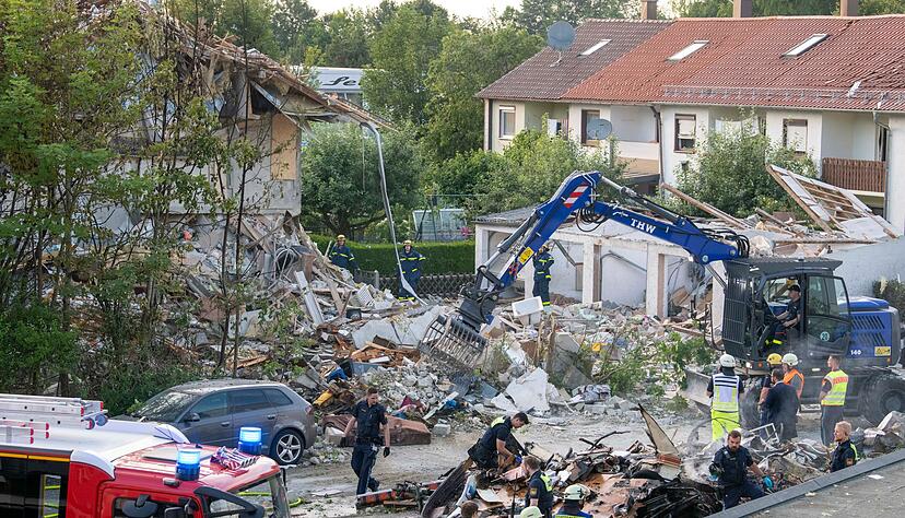 Rettungskräfte arbeiten an der Unglücksstelle. Rettungskräfte arbeiten an der Unglücksstelle.