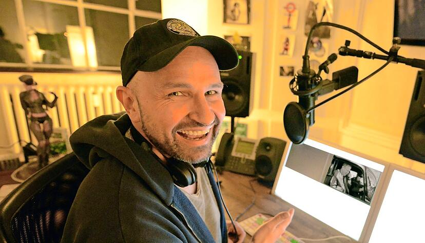 Comedian Dominik Kuhn wird für zwei Semester als Künstlerdozent am Campus Künzelsau unterrichten. Nebenher dreht er noch Filme, ist Veranstaltungstechniker und unterrichtet Carolin Kebekus in Schwäbisch.
Foto: privat Comedian Dominik Kuhn wird für zwei Semester als Künstlerdozent am Campus Künzelsau unterrichten. Nebenher dreht er noch Filme, ist Veranstaltungstechniker und unterrichtet Carolin Kebekus in Schwäbisch.
Foto: privat