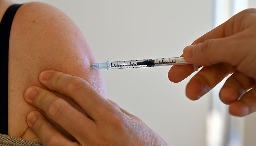 Angesichts steigender Corona-Fallzahlen fragen sich auch viele Jüngere: Sollte ich mich jetzt zum zweiten Mal boostern lassen? Die Stiko empfiehlt dies Menschen ohne Vorerkrankung bisher nicht. Angesichts steigender Corona-Fallzahlen fragen sich auch viele Jüngere: Sollte ich mich jetzt zum zweiten Mal boostern lassen? Die Stiko empfiehlt dies Menschen ohne Vorerkrankung bisher nicht.