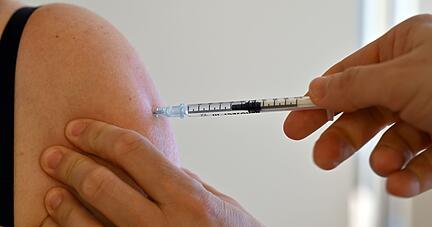 Angesichts steigender Corona-Fallzahlen fragen sich auch viele Jüngere: Sollte ich mich jetzt zum zweiten Mal boostern lassen? Die Stiko empfiehlt dies Menschen ohne Vorerkrankung bisher nicht. Angesichts steigender Corona-Fallzahlen fragen sich auch viele Jüngere: Sollte ich mich jetzt zum zweiten Mal boostern lassen? Die Stiko empfiehlt dies Menschen ohne Vorerkrankung bisher nicht.