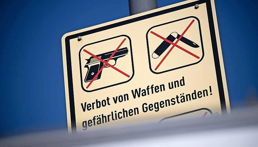 Ein Schild weist auf die Waffenverbotszone in der Innenstadt hin. Davon gibt es seit Juni auch eine in Heilbronn. Ein Schild weist auf die Waffenverbotszone in der Innenstadt hin. Davon gibt es seit Juni auch eine in Heilbronn.