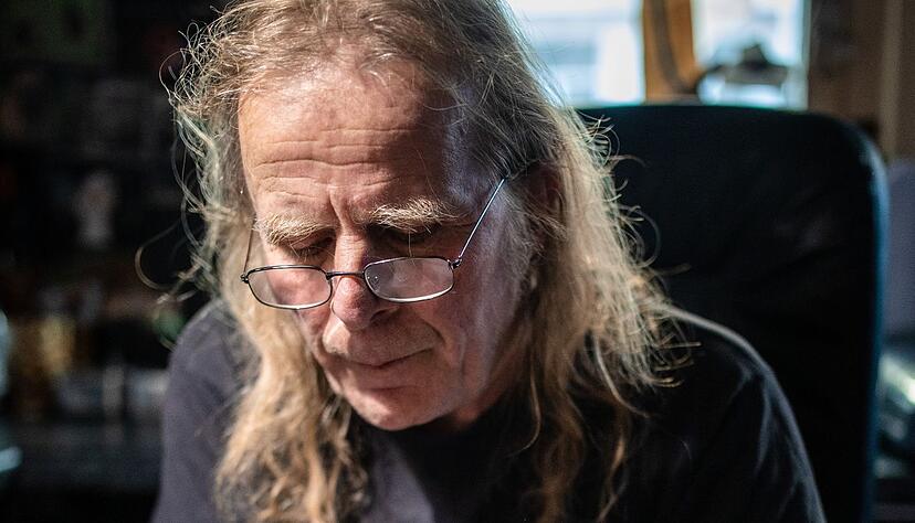 Nicht sofort stechen: Bevor er sich ans Werk macht, prüft Tätowierer Maik Frey, ob die Haut intakt ist. Nicht sofort stechen: Bevor er sich ans Werk macht, prüft Tätowierer Maik Frey, ob die Haut intakt ist.