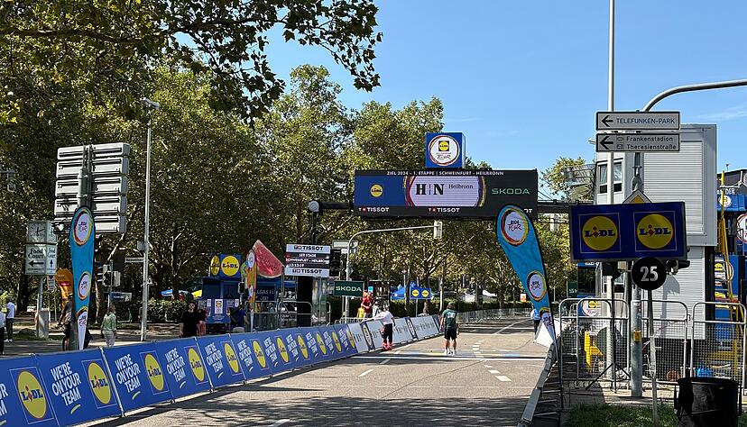 Die Zielgerade in Heilbronn steht. Hier rauschen die Radprofis am Donnerstag über die Linie.