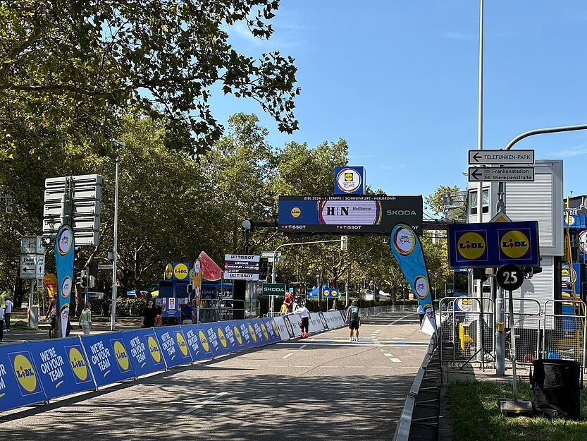Die Zielgerade in Heilbronn steht. Hier rauschen die Radprofis am Donnerstag über die Linie. Die Zielgerade in Heilbronn steht. Hier rauschen die Radprofis am Donnerstag über die Linie.