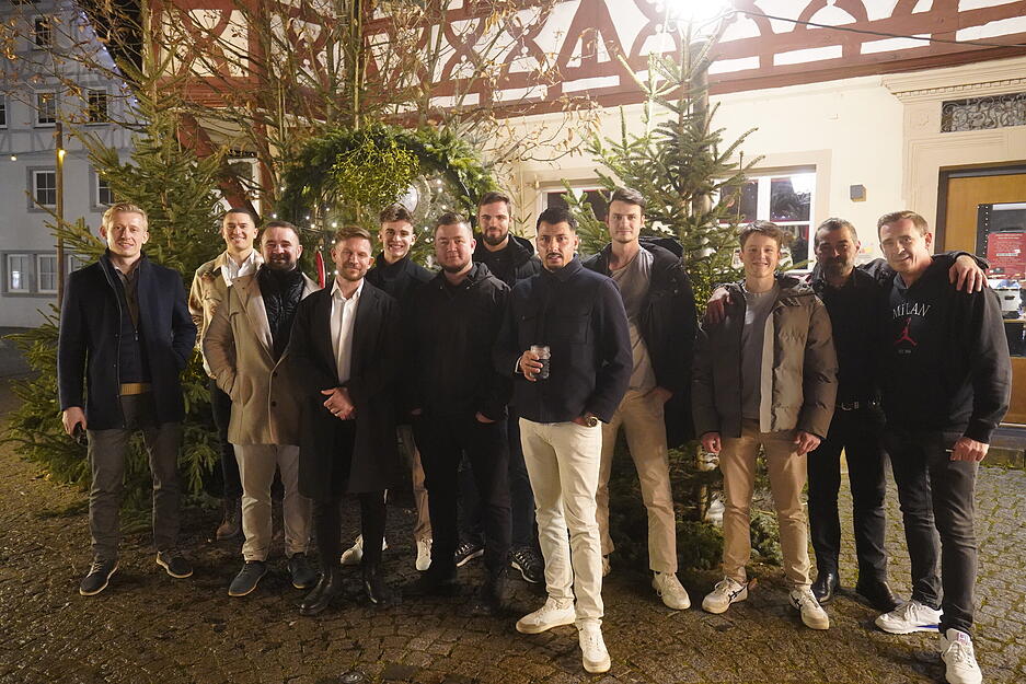 Besucher kommen vor dem vierten Advent zum "Winterzauber" nach Öhringen. Das Event löst den Weihnachtsmarkt ab. Besucher kommen vor dem vierten Advent zum "Winterzauber" nach Öhringen. Das Event löst den Weihnachtsmarkt ab.