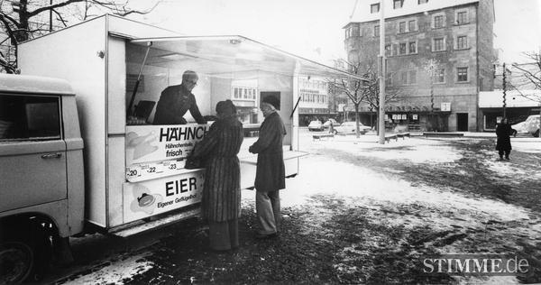 Eisige Kälte hält Händler vom Wochenmarkt fern. Statt der sonst zehn bis fünfzehn Marktstände bietet bei arktischen Temperaturen 1979 nur der Geflügelstand seine Ware feil. Eisige Kälte hält Händler vom Wochenmarkt fern. Statt der sonst zehn bis fünfzehn Marktstände bietet bei arktischen Temperaturen 1979 nur der Geflügelstand seine Ware feil.