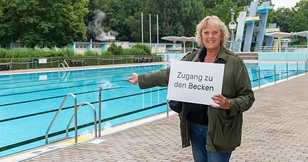 Ursula Stiefken: "Schilder zeigen, wo es in die Becken geht."
Fotos: Mario Berger