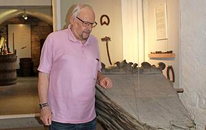 Heimatvereinsvorsitzender Michael Scheurer im Museum Altes Rathaus vor dem Blasebalg von 1733. Heimatvereinsvorsitzender Michael Scheurer im Museum Altes Rathaus vor dem Blasebalg von 1733.
