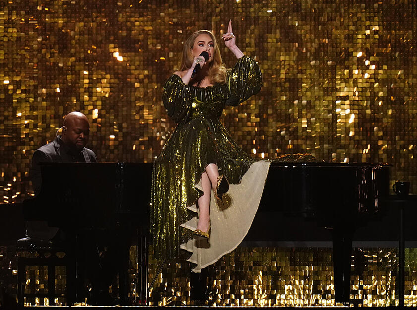 Die britische Sängerin Adele tritt bei den Brit Awards 2022 in der O2 Arena in London auf.