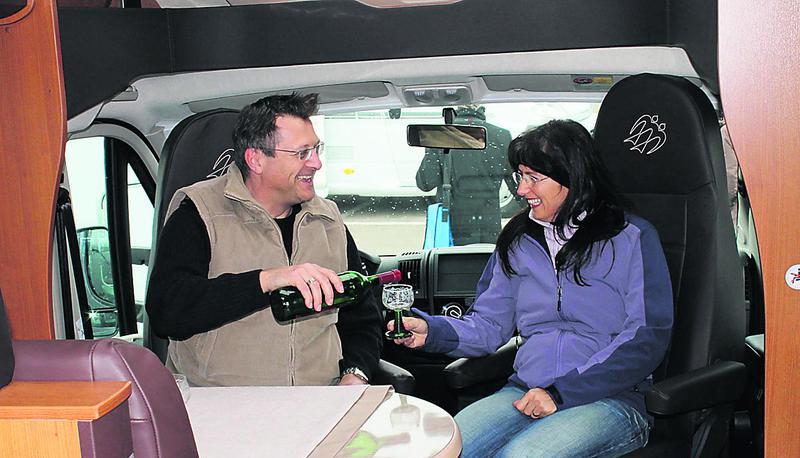 Timea und Achim Steinbach f&uuml;hlen sich im Wohnmobil schon richtig wohl. Bei der Messe wollen sie die letzten Fragen vor der Neuanschaffung kl&auml;ren.