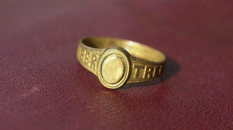 Zur Rettung der Bugruine Weibertreu kreierte Justinus Kerner im Jahr 1824 einen Ring. In diesen ist ein Steinchen der Burgruine gefasst. Aufnahme aus dem Jahr 2004. Zur Rettung der Bugruine Weibertreu kreierte Justinus Kerner im Jahr 1824 einen Ring. In diesen ist ein Steinchen der Burgruine gefasst. Aufnahme aus dem Jahr 2004.