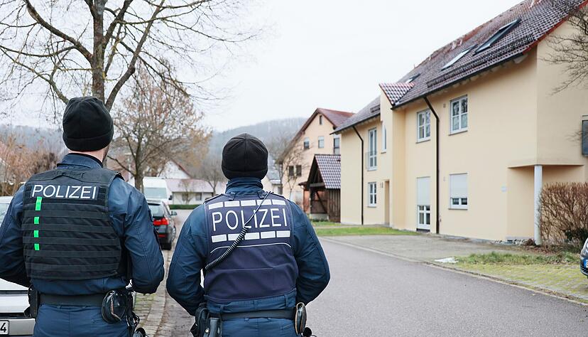Polizeibeamte und Spurensicherer sind in Michelbach/Bilz unterwegs. Sie suchen Hinweise. Mittwochabend wurde eine 89-Jährige tot in ihrer Wohnung gefunden. Es ist der dritte Mordfall, dem eine Seniorin zum Opfer fiel.