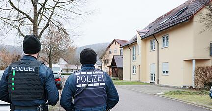 Polizeibeamte und Spurensicherer sind in Michelbach/Bilz unterwegs. Sie suchen Hinweise. Mittwochabend wurde eine 89-Jährige tot in ihrer Wohnung gefunden. Es ist der dritte Mordfall, dem eine Seniorin zum Opfer fiel.
Foto: Selvakumaran