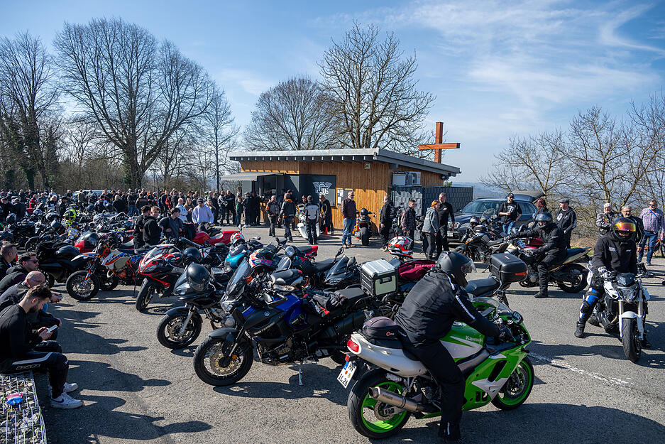 M&auml;rz: Biker genie&szlig;en auf der L&ouml;wensteiner Aussichts-Platte die fr&uuml;hlingshaften Temperaturen.