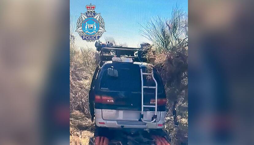 Der Van wurde verlassen in der Wildnis gefunden. Auf einem von der Polizei ver&ouml;ffentlichten Bild sieht es so aus, als ob der Wagen steckengeblieben w&auml;re.