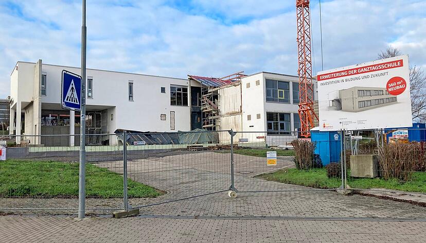 Die Hellbergschule in Eppingen erhält einen Anbau. Wie dieser äußerlich erscheinen soll, darüber hat jetzt der Technische Ausschuss beraten.
Fotos: Jörg Kühl Die Hellbergschule in Eppingen erhält einen Anbau. Wie dieser äußerlich erscheinen soll, darüber hat jetzt der Technische Ausschuss beraten.
Fotos: Jörg Kühl