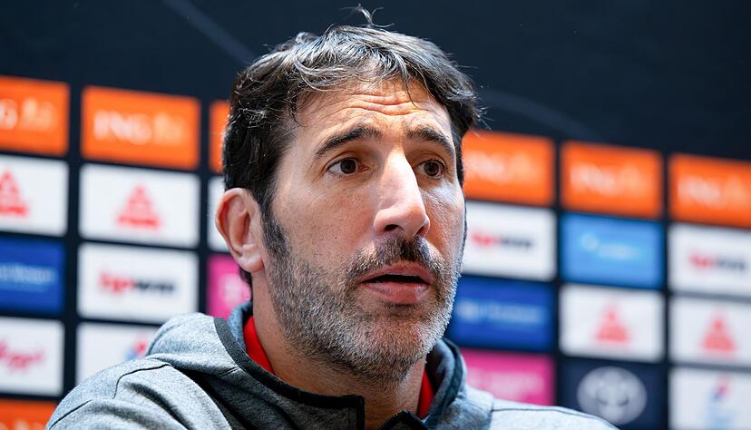 Bundestrainer Mumbru streicht den ersten Basketballer. Bundestrainer Mumbru streicht den ersten Basketballer.