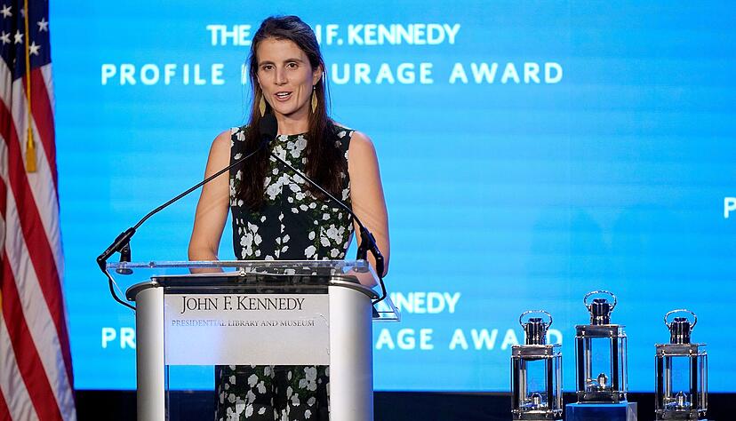 Tatiana Schlossberg spricht w&auml;hrend der Verleihung des John F. Kennedy Profile in Courage Award in der John F. Kennedy Presidential Library and Museum. Die Enkelin des fr&uuml;heren US-Pr&auml;sidenten Kennedy, Tatiana Schlossberg, ist im Alter von 35 Jahren gestorben.