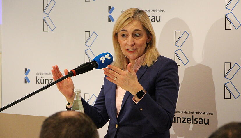 Bundesgesundheitsministerin Nina Warken bei ihrer Rede im gro&szlig;en Sitzungssaal der Stadt K&uuml;nzelsau.