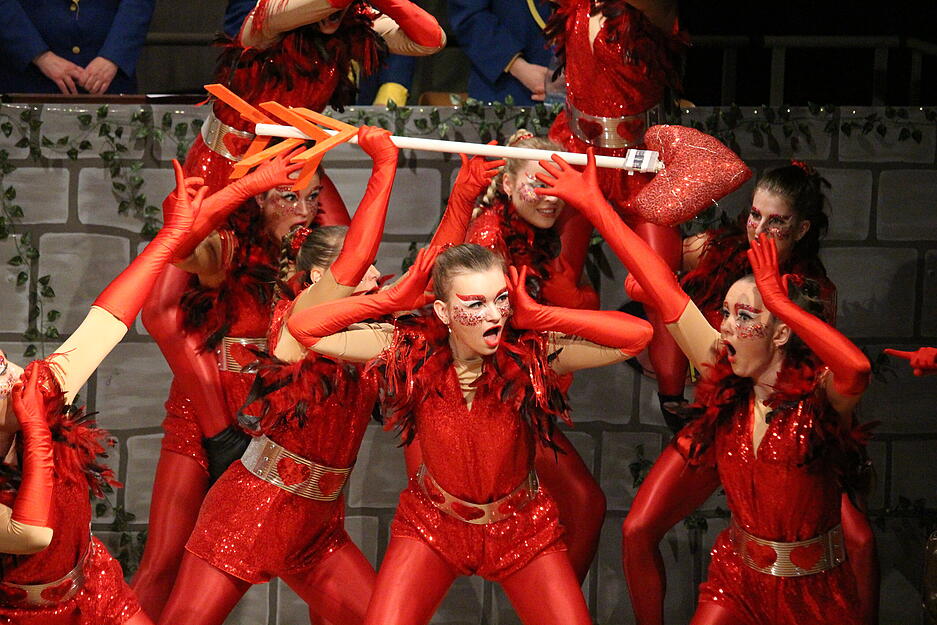 Mit Hebefiguren und ausdrucksstarken Tänzen überzeugen die Schautanzgruppen das Publikum. Mit Hebefiguren und ausdrucksstarken Tänzen überzeugen die Schautanzgruppen das Publikum.