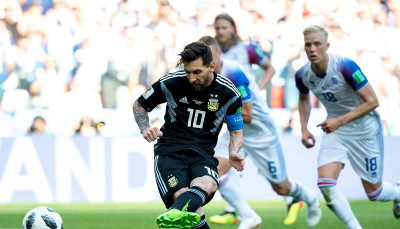 Argentiniens Superstar Lionel Messi tritt zum Elfmeter an und verschiesst.