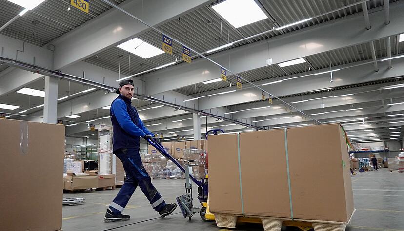 Hier hängt Florian Müller einen Hubwagen in die Kette ein. Hier hängt Florian Müller einen Hubwagen in die Kette ein.