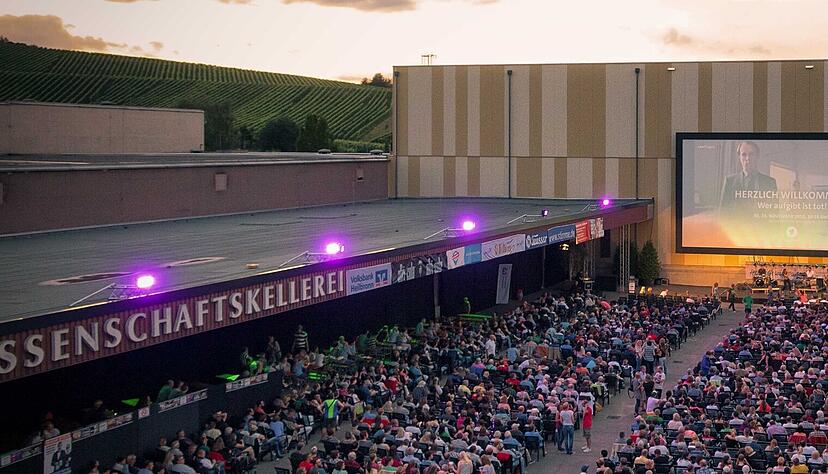 Die 128-Quadratmeter-Leinwand macht den Innenhof der Heilbronner Genossenschaftskellerei zum größten Freiluft-Filmtheater der Region.