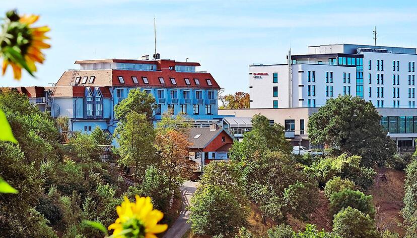 Ein schmuckes Motiv, dessen Anblick bald Geschichte ist: Das 2018 außer Betrieb genommene alte Panoramahotel (links) wird Opfer der Abrissbirne.
Foto: Archiv/Mugler