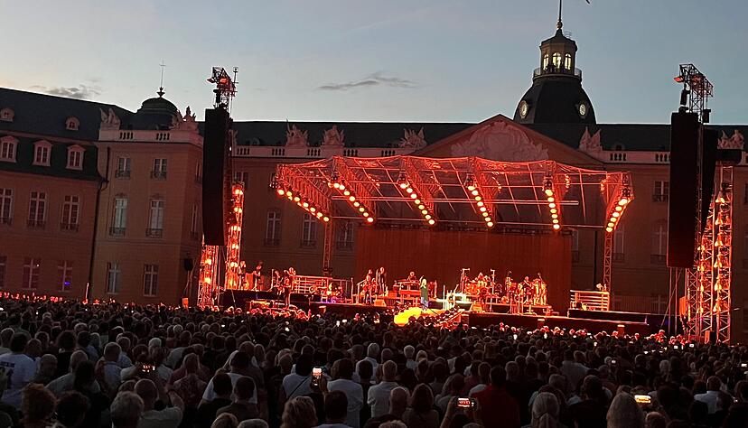 Herbert Grönemeyer hat vor 20.000 Fans vor dem Schloss in Karlsruhe gespielt. 
Foto: Ochs