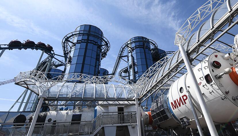 Steht vor der Achterbahn: Ein Nachbau der Raumstation &laquo;Mir&raquo;, nach dem das Fahrgesch&auml;ft benannt ist.