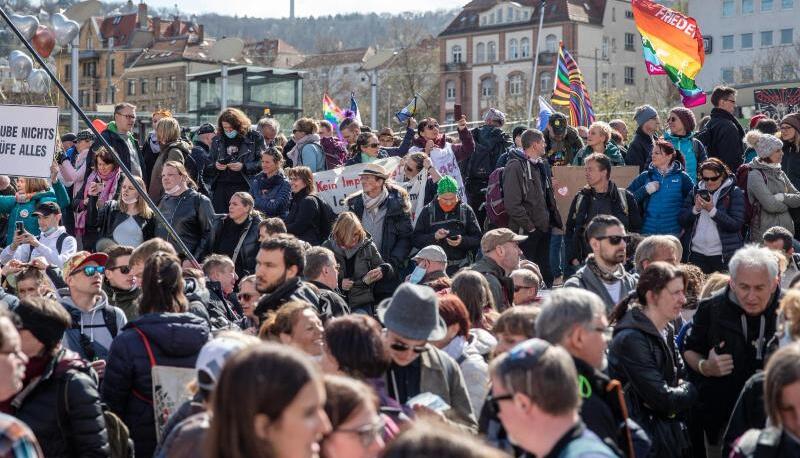 Zahlreiche Menschen bei einer Demonstration der Initiative &laquo;Querdenken&raquo; in Stuttgart.