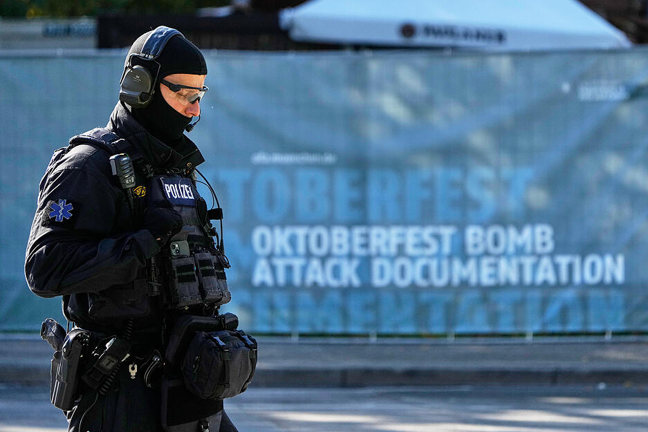 Polizei und Sicherheitsdienst sind am gesperrten Wiesn-Festgelände unterwegs. Im Laufe des Tages soll entschieden werden, ob das Oktoberfest trotz Bombendrohung noch öffnen kann.