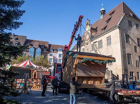 Vom leeren Marktplatz zum festlichen Markt: Der Aufbau des Käthchen Weihnachtsmarktes in Heilbronn hat begonnen. Vom leeren Marktplatz zum festlichen Markt: Der Aufbau des Käthchen Weihnachtsmarktes in Heilbronn hat begonnen.