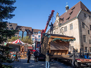 Vom leeren Marktplatz zum festlichen Markt: Der Aufbau des Käthchen Weihnachtsmarktes in Heilbronn hat begonnen.