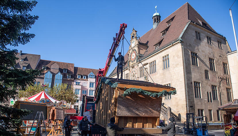 Vom leeren Marktplatz zum festlichen Markt: Der Aufbau des Käthchen Weihnachtsmarktes in Heilbronn hat begonnen.